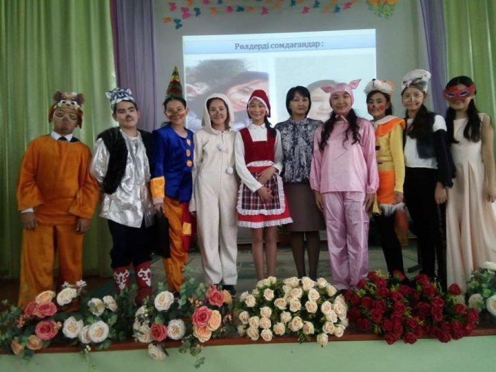 "Замандас" драма үйірмесінің балғын әртістері бастауыш сынып оқушыларына "Айға ұшқан Буратино" ертегісінен қойылым көрсетті.