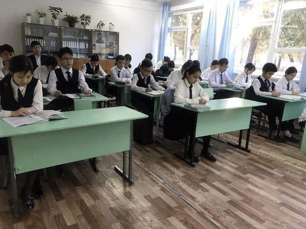 Оқушылар Республика күніне орай диктант жазды.